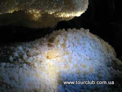 білі кристали в печері озерна