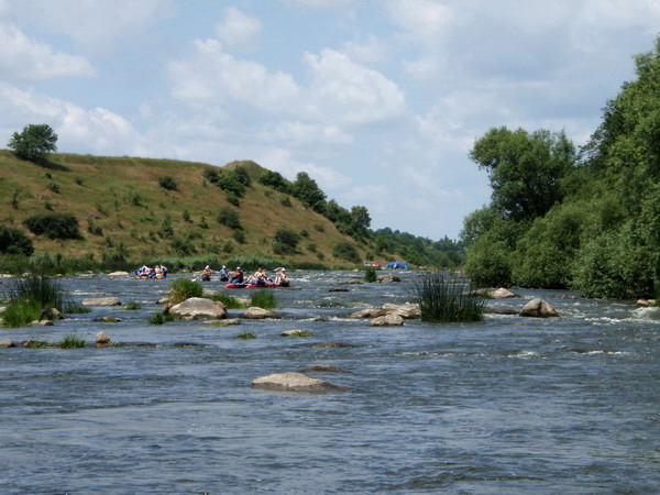 виходи кристалічних порід в руслі ріки